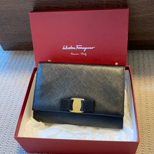 (New) Authentic Ferragamo Vara Bow Bag - Black
